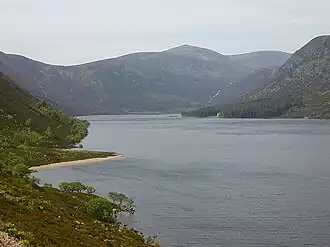 Blick von Loch Muick nach Westen zum Broad Cairn (Bildmitte)