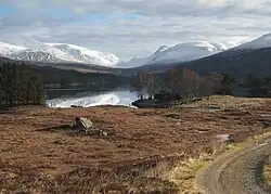 Loch Ossian mit Aonach Beag (links) und Ben Alder (rechts)