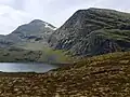 Blick über Loch a’ Mhadaidh zum Sgùrr Mòr (links) und dem Vorgipfel Càrn na Crìche (rechts)