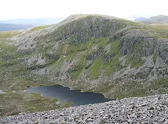 Blick vom Ceann Garbh, dem Nordgipfel des Meall nan Ceapraichean über den Lochan a’ Chnapaich zum Eididh nan Clach Geala,