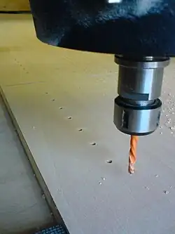 Bohren der System&nbsp;32-Lochreihe auf einer CNC-Maschine