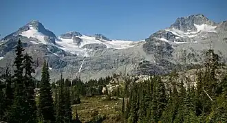 Locomotive Mountain, Tender Mountain und Caboose Peak oberhalb des Train Glacier sowie der Face Mountain (rechts)