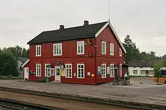 Foto eines Bahnhofgebäudes aus rotem Holz