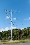 Log-periodische Kurzwellen­antenne neben dem alten Radiosender (Varberg, Schweden)