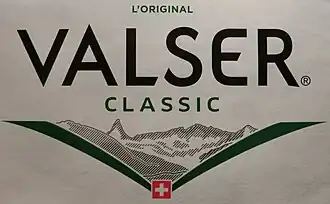 Logo von Valserwasser. Das Landschaftsbild zeigt Zervreilahorn, Furggeltihorn und Güferhorn (v.&nbsp;l.&nbsp;n.&nbsp;r.), aufgenommen von der Staumauer des Zervreilasees, allerdings spiegelverkehrt (vergleiche oberes Bild).