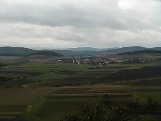 Der Hasenberg (links hinten; im Vordergrund Lohne)