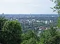 Blick vom Lohrpark auf das Seckbacher Neubaugebiet Am Kappelgarten und die Seckbacher Niederung mit Industrie- und Gewerbegebiet