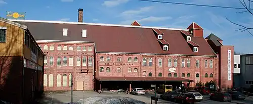 Foto eines in roten Ziegeln erbauten Fabrikgebäudes