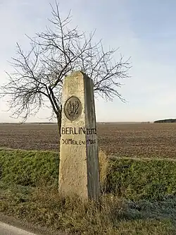 Ganzmeilenobelisk an der B&nbsp;2 bei Loitzschütz