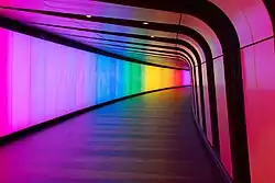 King's Cross, London: Das begehbare Lichtkunstwerk Light Tunnel nahm anlässlich des London Pride 2023 die Farben des Regenbogens an