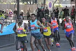 Emmanuel Kipsang (hinten, Zweiter von rechts) – ausgeschieden als Achter in 13:46,43&nbsp;min