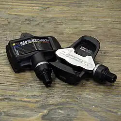 Zwei Klickpedale liegen auf einem Tisch.