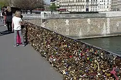Gitter vor der Brüstung mit Vorhängeschlössern, 2011 und 2015