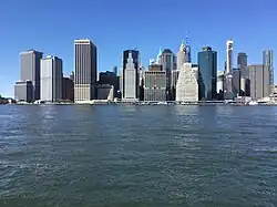 32 Old Slip (Mitte) in der Skyline von Lower Manhattan