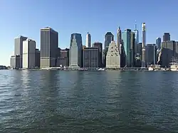 In Skyline rechts Bildmitte, hinter 120 Wall, zwischen 60&nbsp;Wall und Conti­nental Center (2021)