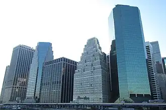 Benachbart links 111 Wall Street, rechts Continental Center