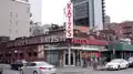 Das Katz’s Delicatessen im Jahr 2016. Die einstöckigen Gebäude rechts daneben wurden inzwischen abgerissen und durch einen Neubau ersetzt.