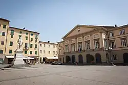 Piazza del Giglio mit Teatro del Giglio