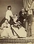 Ludovika, Prinzessin von Bayern, zusammen mit ihren Kindern Sophie (vorne links), Mathilde, Karl Theodor und Maximilian
