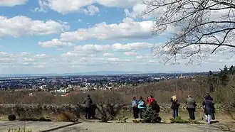Ludwigshöhe mit Blick auf Darmstadt, hinten Taunus, hinten rechts Frankfurt am Main