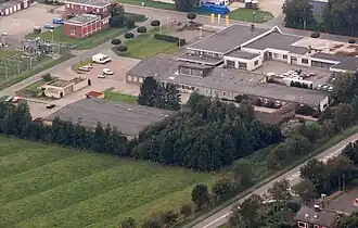 etwas hinter den Bäumen versteckt