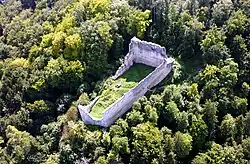 Rumburg, die ungewöhnlich hohen Ringmauern waren zugleich Außenmauern des Hauptgebäudes