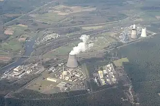 Luftbild des Kraftwerkstandorts (2018). Im Vordergrund ist das Kernkraftwerk Emsland zu sehen, das Kernkraftwerk Lingen befindet sich am rechten oberen Bildrand.