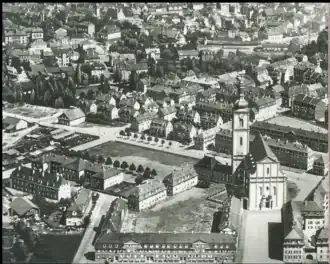 Nordwestliche Innenstadt 1931. St.&nbsp;Kilian, dahinter rechts Grüner Markt, dahinter links Grüngürtel des Spital­see­platzes, dahinter Stadtmauer mit Grüngürtel (Ringanlagen)