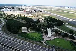 Luftbrückendenkmal im Jahr der Einweihung (1985), noch ohne Flugzeuge