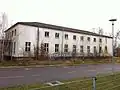 Noch unsaniertes Unterkunftsgebäude der ehemaligen Kaserne