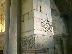 Im Kircheninnern vermauerte Spolien aus Lugdunum Convenarum