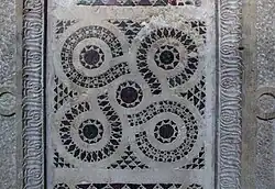 Das Quincunx-Design ist ein grundlegendes Muster der Intarsienarbeiten der Kosmaten