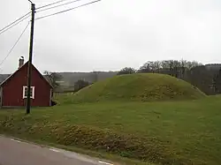 Der Hügel, unter dem die Schiffssetzung liegt