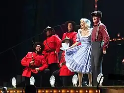 Gruppe von tanzenden Menschen auf einer Bühne