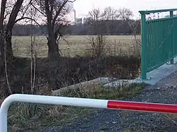 Die letzte Luppebrücke vor der Mündung, im Hintergrund das Kraftwerk Schkopau