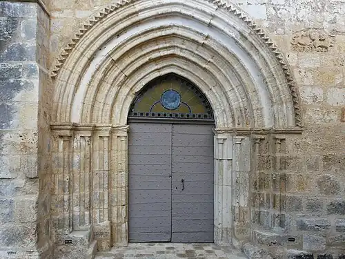 Eingangsportal der romanischen Kirche Saint-Étienne von Lussas
