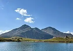 Pazolastock (links) von Norden. Rechts der Rossbodenstock, vorne der Lutersee