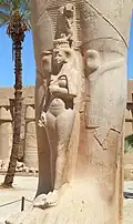 Luxor, Ägypten: Karnak-Tempel, Statue von Meritamun vor der Kolossalstatue ihres Vaters Ramses II.