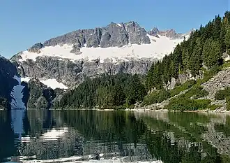 Ostansicht des Lydia Mountain mit Spiegelung im Lake Lovely Water und dem Crescent Glacier