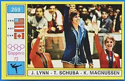 Panini-Sammelbild: Siegerehrung im Damen-Einzel 1972: Mitte die Österreicherin Trixi Schuba (Gold), rechts Karen Magnussen (Silber), links die US-Amerikanerin Janet Lynn (Bronze)