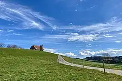 Foto, das den Lyssach-Räbberg als Hügel zeigt mit gleichnamigen Bauernhof