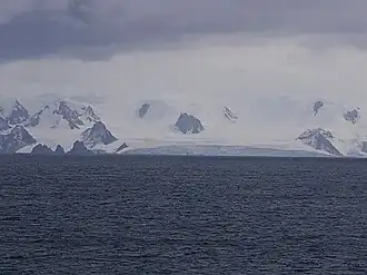 Blick von der Bransfieldstraße auf den Mussala-Gletscher mit dem Ljutiza-Nunatak (Mitte)