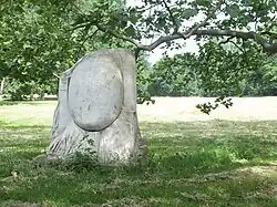 Eine der drei Steinplastiken