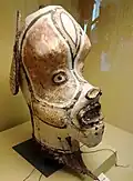 Maske, einen Affen darstellend (Museu Nacional da Universidade Federal do Rio de Janeiro)