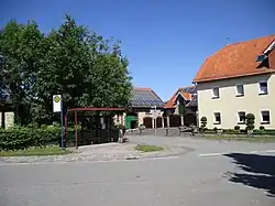 Bushaltestelle im Dorf. (2024)