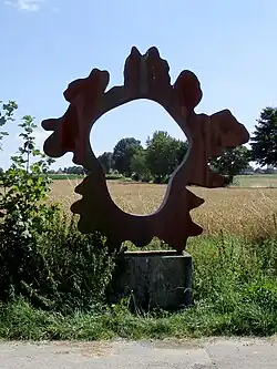 Eine Linde am Ehrenmal war Vorlage für die Wegmarke "Kontur".