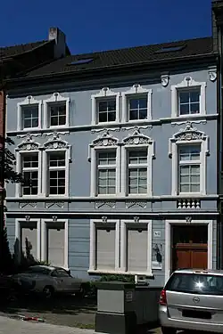 Wohnhaus und Vorgarten