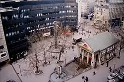 Das 2015 abgerissene HEW-Kundenzentrum und die nach 2003 entfernte Kunststele im Jahr 1997