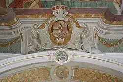 Wappenkartusche über dem Chorbogen