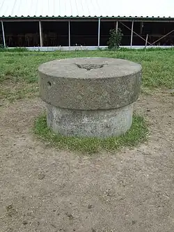 Der höchste Punkt, markiert mit einem Mühlstein.